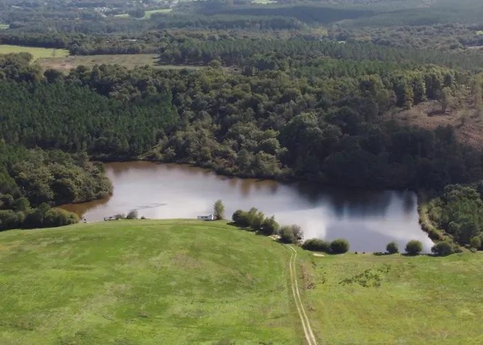 Parque de Campismo Location Insolite Etang Oriolles